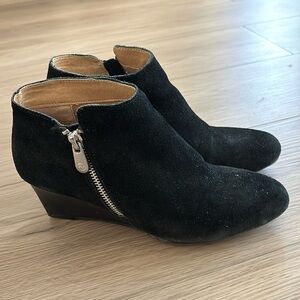 Adrienne Vittadini Black Suede Wedge Booties size 6